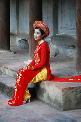 Traditional Vietnamese Dress | Temple of Literature Hanoi